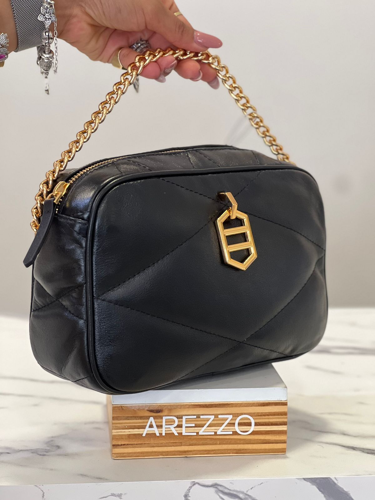 BOLSA AREZZO TIRACOLO PRETO CORRENTE DOURADA VER24